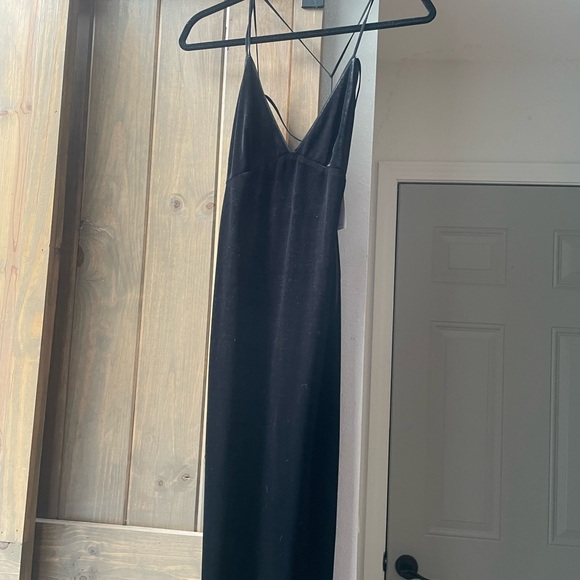 Black velvet dress- sleek and slender- backless spaghetti straps - Picture 3 of 4